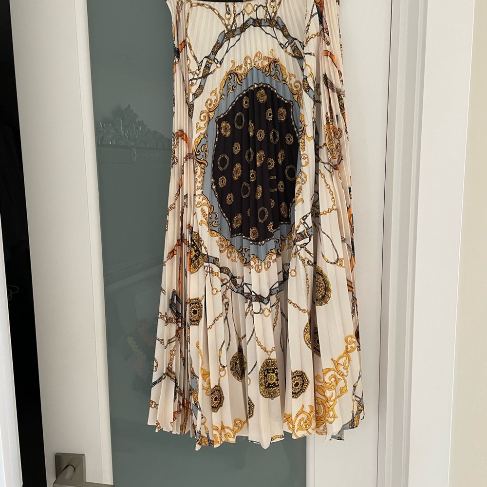 Pleated skirt